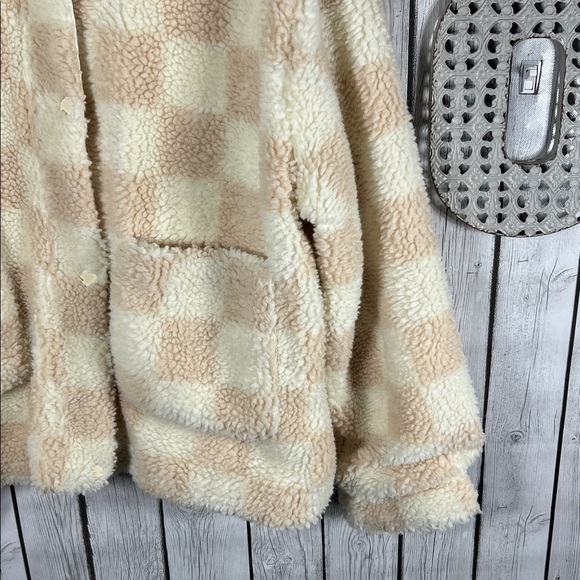 Wild Rose checkered cream/tan faux Sherpa jacket size L - Picture 4 of 10